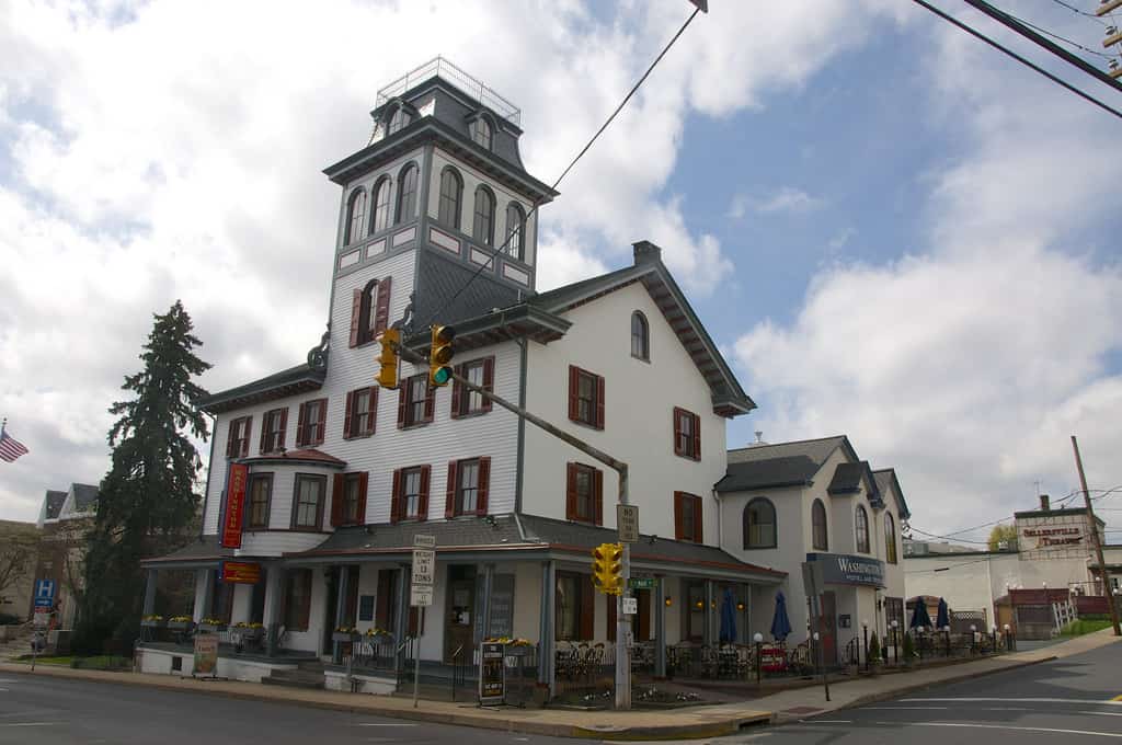 Sellersville’s Historic Inn / Restaurant / Theater Combo! Retro Roadmap